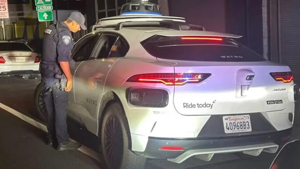 Auto autonoma “sfugge” al posto blocco: chi paga se guida l’intelligenza artificiale?