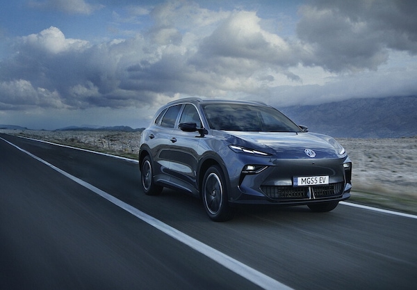 MG supera le 100.000 auto vendute in Italia: crescita record e focus su Hybrid+