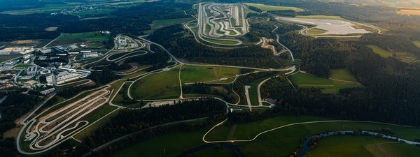 Mercedes-Benz inaugura il centro luci più avanzato dell’industria auto