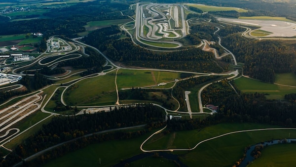 Mercedes-Benz inaugura il centro luci più avanzato dell’industria auto