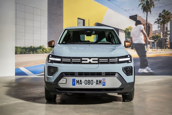 Dacia Spring 2026 si rinnova con motori fino a 100 cavalli