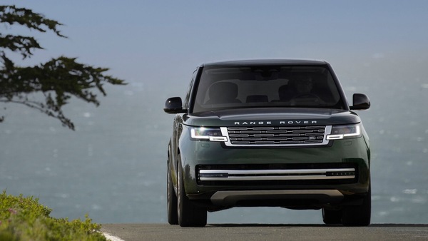 Jaguar Land Rover, la produzione riparte dopo un mese di stop