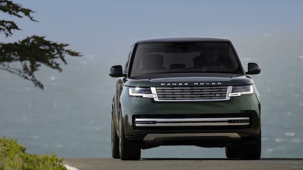 Jaguar Land Rover, la produzione riparte dopo un mese di stop