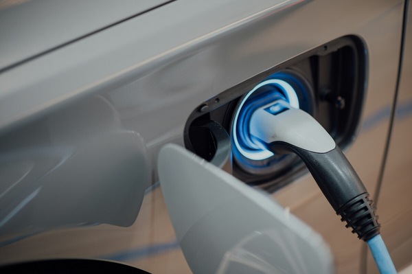 Auto UE: le proposte dei costruttori rischiano di dimezzare le vendite di elettriche