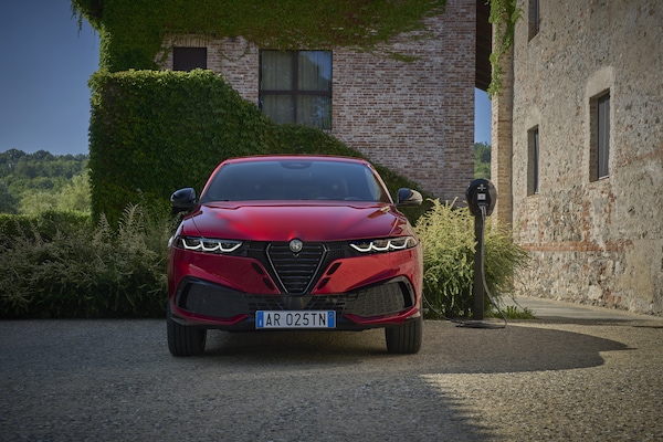 Alfa Romeo Tonale 2026, design evoluto e ibrido più potente