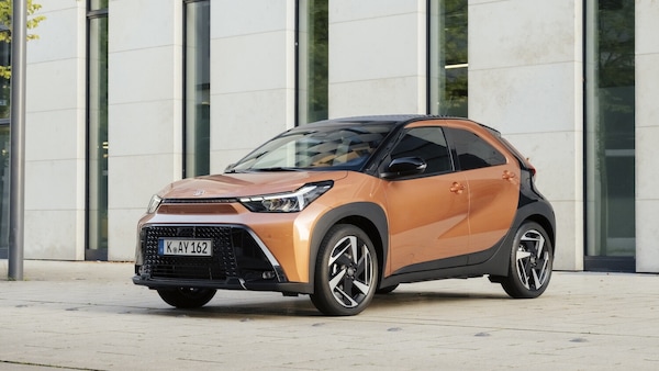 Toyota Aygo X Hybrid debutta subito con una promozione: i prezzi