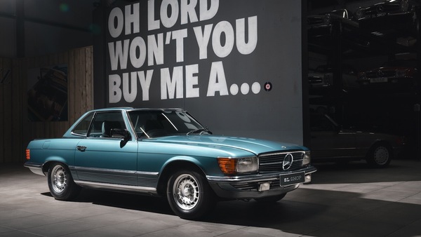 Mercedes 500 SL del 1982, quest'esemplare è unico e ha viaggiato nel tempo
