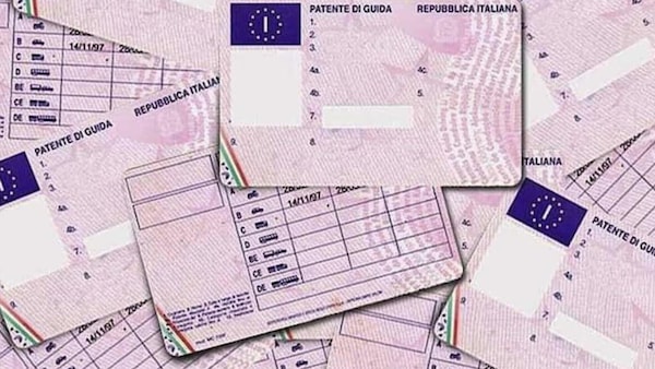 Patente a 17 anni, digitale e con ritiro in tutta la Ue: le nuove norme