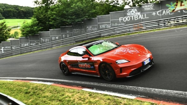 Roma-Spa sulla Porsche elettrica, il viaggio di Francesco Fenici