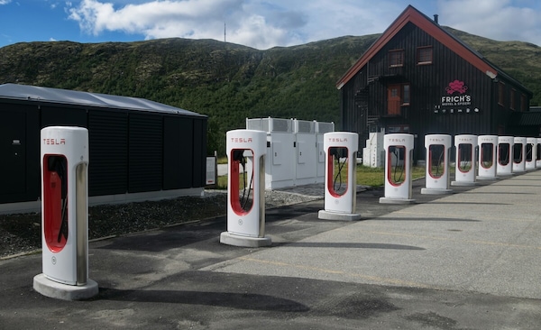 Prezzi ricarica auto elettriche: a settembre 2025 tariffe stabili ma ancora troppo alte