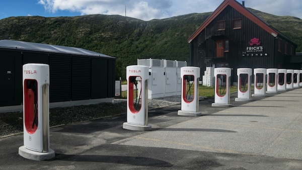 Prezzi ricarica auto elettriche: a settembre 2025 tariffe stabili ma ancora troppo alte