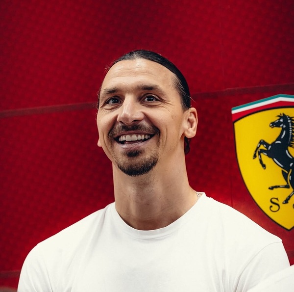 Ibrahimovic come Van Damme: la spaccata su due supercar Ferrari