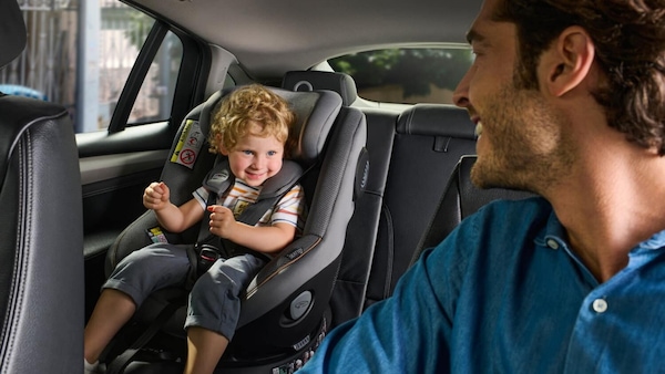 Sicurezza bambini in auto, la metà degli adulti non conosce le regole