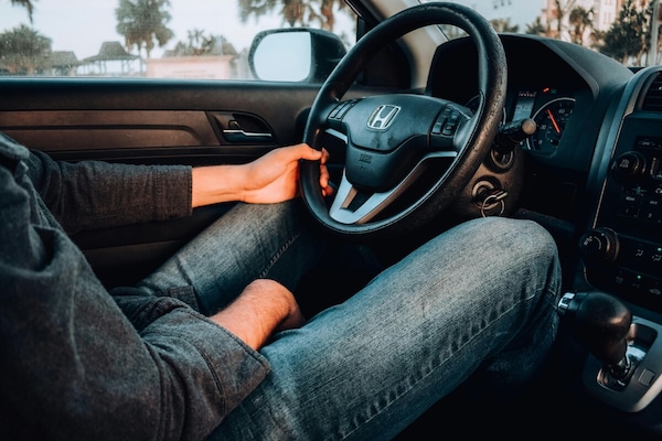 Assicurazione auto a mio nome ma auto di mia moglie: quando conviene davvero