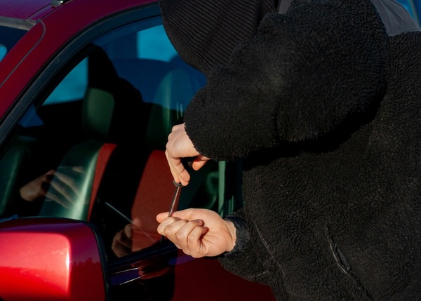 Come difenderti dai ladri: l’accessorio che non può mai mancare in auto