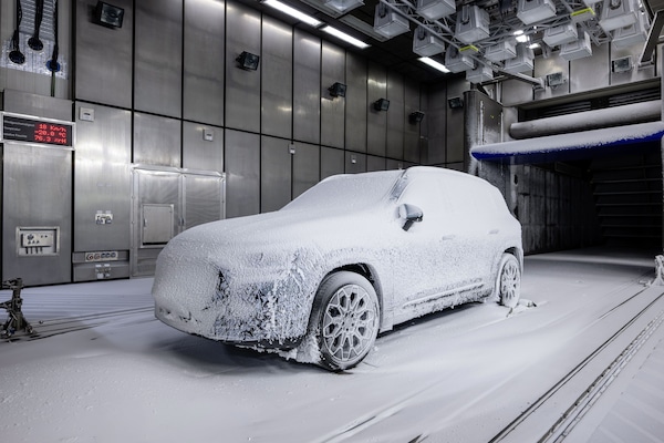 Mercedes GLB, prime immagini, lusso digitale e 7 posti