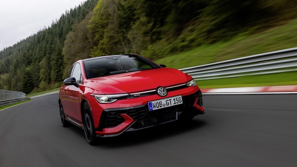 Volkswagen Golf GTI Edition 50 arriva in Italia: i prezzi della sportività in edizione speciale