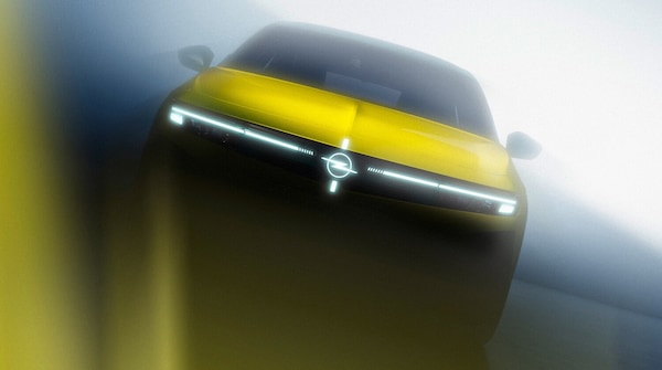 Opel Astra 2026, il restyling mostra il nuovo frontale