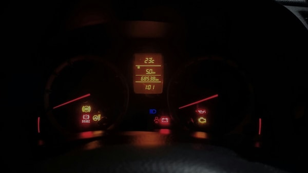 Spia olio motore che lampeggia: cosa significa davvero e quando fermarsi