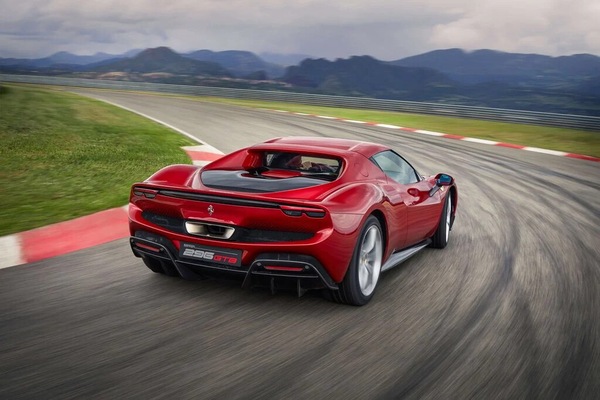 Venezia, truffa Ferrari: falso bonifico da 220mila euro e auto tentata «sparizione»