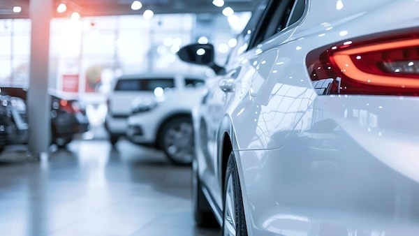 Mercato auto stabile, EV ok con incentivi, ma la rincorsa cinese...