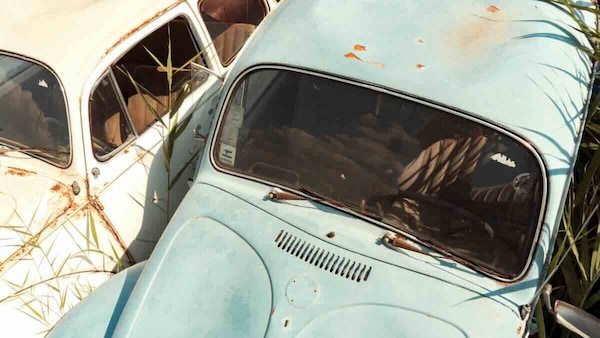 Auto abbandonata ritrovata dopo 30 anni in un garage