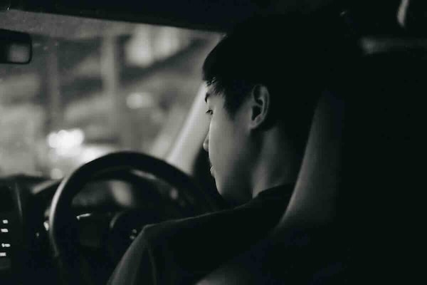 I giovani vogliono ancora prendere la patente? Come cambia il rapporto con l’auto nel 2025