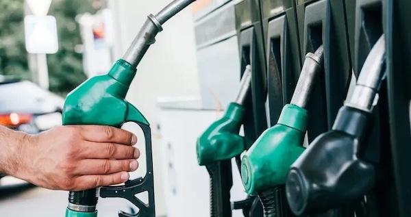Accise uguali dal 2026: benzina giù, gasolio su. Quanto cambia davvero per gli automobilisti