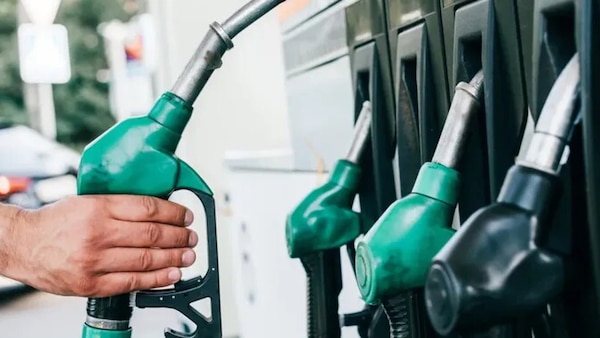 Accise uguali dal 2026: benzina giù, gasolio su. Quanto cambia davvero per gli automobilisti