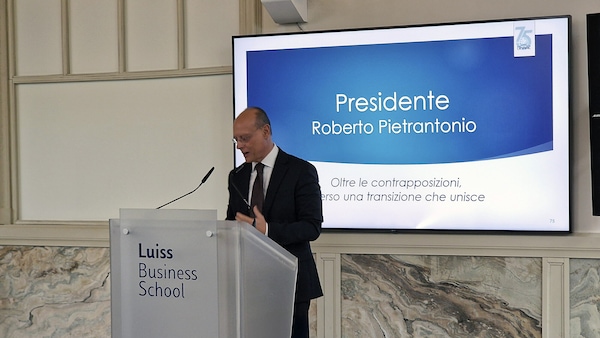 UNRAE: mercato auto italiano in difficoltà, elettrico ancora frenato