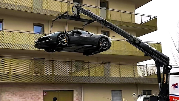 Perché una Ferrari è stata parcheggiata su un terrazzo