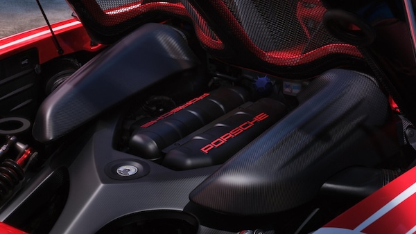 Porsche Carrera GT riporta indietro le lancette del tempo