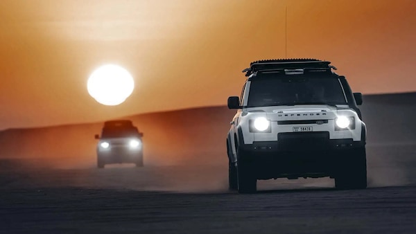 Defender partner ufficiale della Dakar 2026: al lavoro nel deserto più estremo