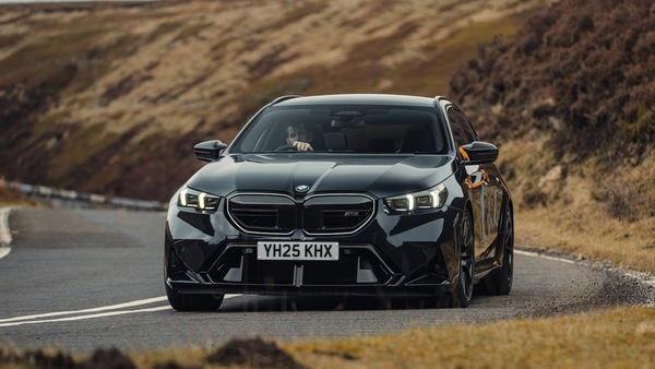 BMW Serie 5 restyling 2026 e M5, stile un po' meno Neue Klasse ma che cambiamento!