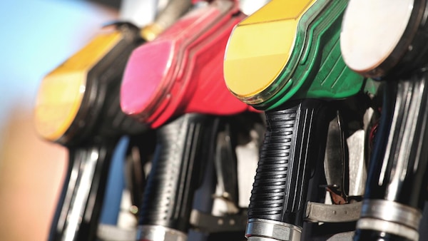Benzina ai minimi, ma l’Italia è a due velocità tra accise e anomalie