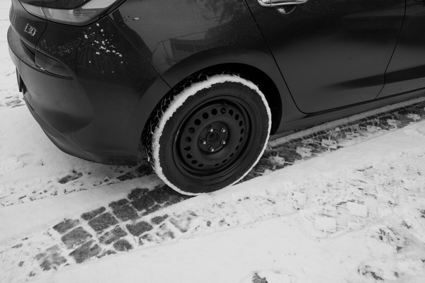Gomme e basse temperature: perché il freddo cambia l’aderenza