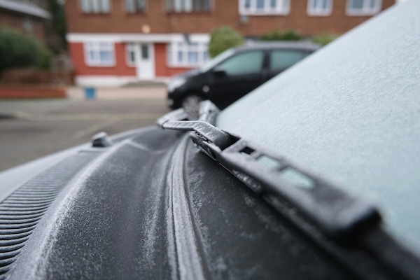 Auto lasciata ferma al freddo: cosa controllare prima di ripartire