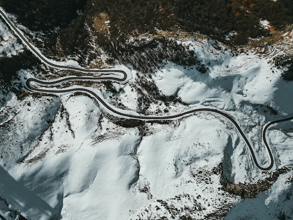 Strade ghiacciate e sicurezza: cosa succede all’auto quando l’asfalto è gelido