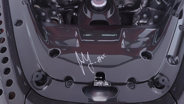 Ferrari SF90 Stradale, in vendita quella appartenuta a Sainz