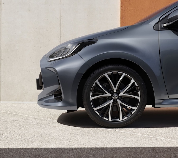 Toyota Yaris 2026, più tecnologia, "doppio" ibrido e prezzi chiave