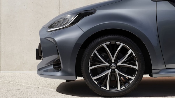 Toyota Yaris 2026, più tecnologia, "doppio" ibrido e prezzi chiave