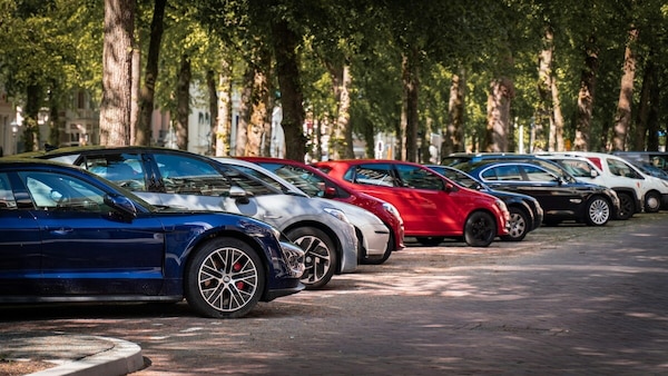 Parcheggiare contromano: una pratica diffusa che può costarvi cara