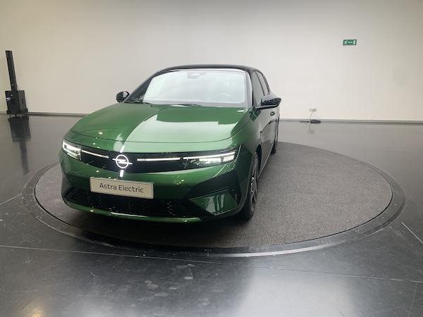 Opel Astra 2026, la rivincita della berlina e della wagon
