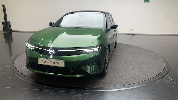 Opel Astra 2026, la rivincita della berlina e della wagon