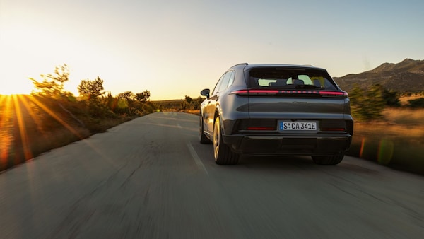 Porsche, quando arrivano le nuove Macan e Cayenne endotermiche