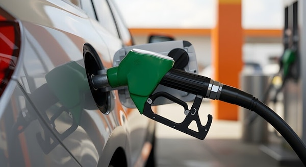 Diesel, il paradosso italiano delle accise: il carburante costa poco, il pieno no