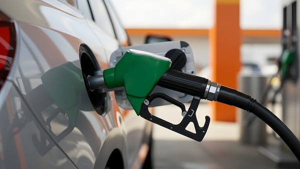 Diesel, il paradosso italiano delle accise: il carburante costa poco, il pieno no