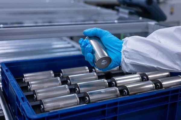 BMW accelera ancora sulle EV e lancia riciclo diretto batterie