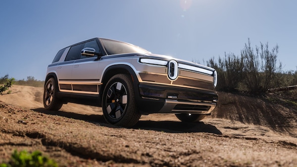 Rivian R2, l'anti Tesla Model Y è alle porte. Le foto dei test finali