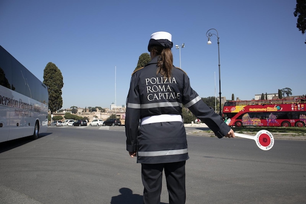 ZTL di Roma, stretta su auto elettriche e ibride
